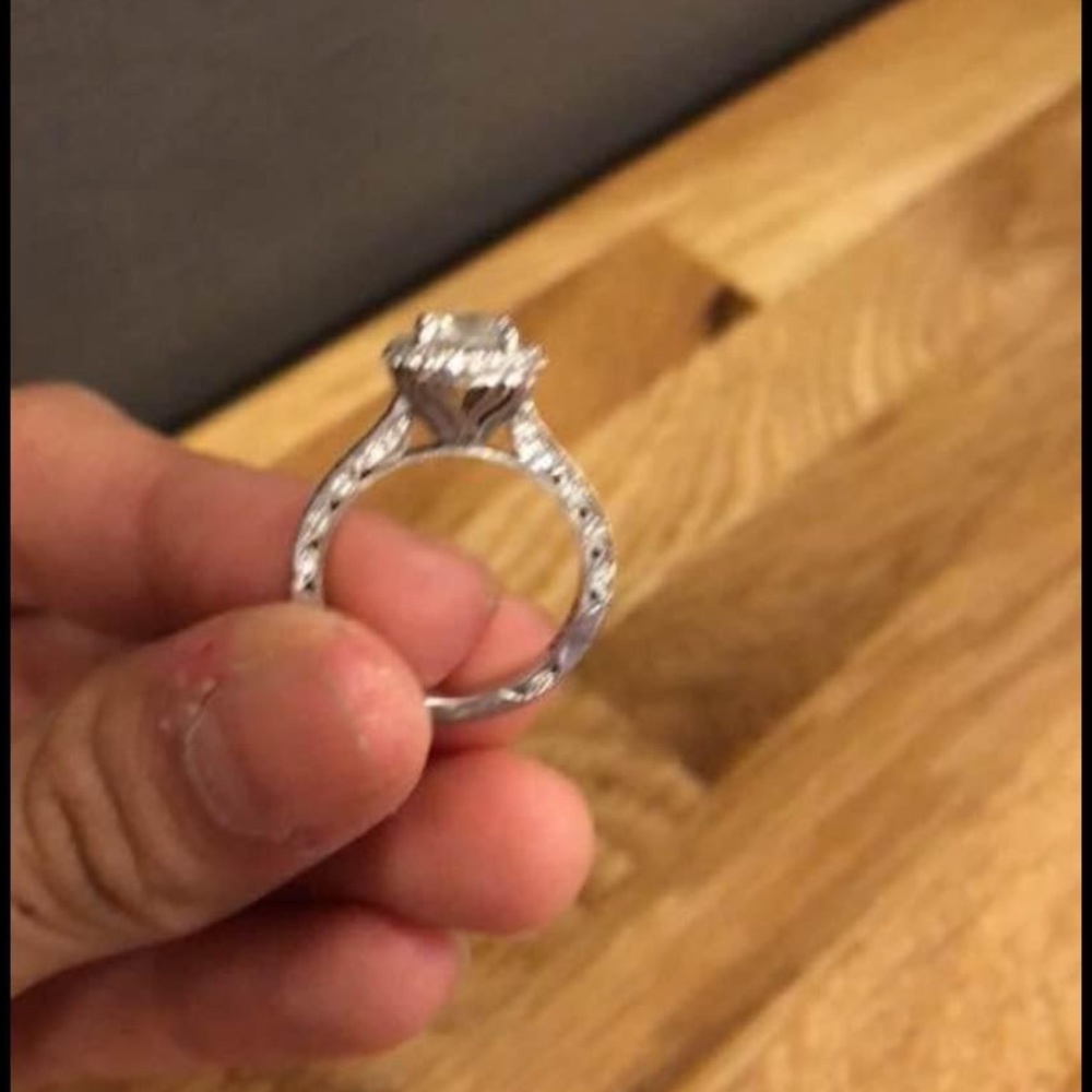 Engagement ring - Picture 2 of 5